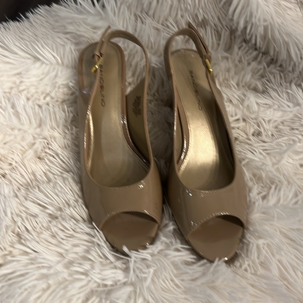 BANDOLINO Sling Back Peep Toe Dress Heels Shiny Patent Pumps Camel-Tan Beige 8.5